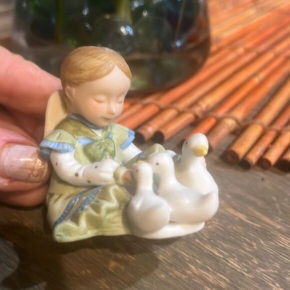 Holly Hobbie feeding pet geese “Little Things” Figurine - Picture 1 of 8